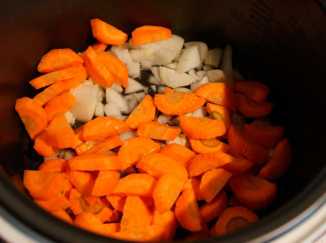 Лук нарезается полукольцами, морковь - половинками кружочков