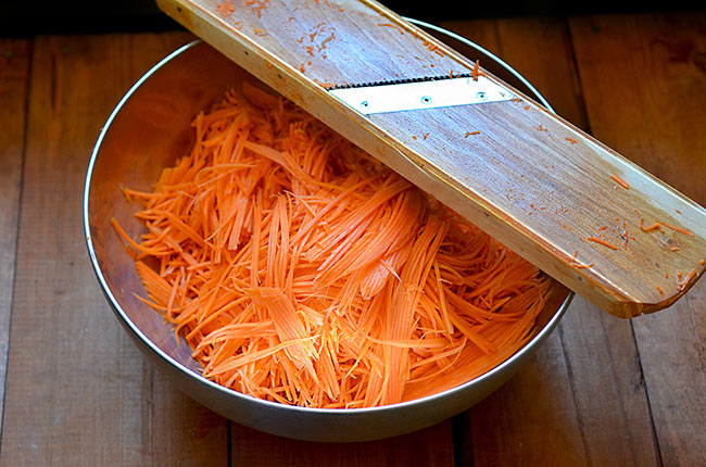 Морковь для салата лучше натирать на специальной терке