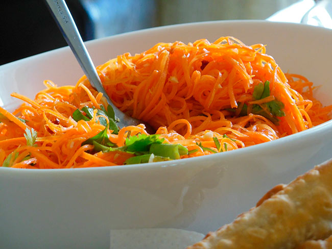 Морковь по-корейски с чесноком и петрушкой