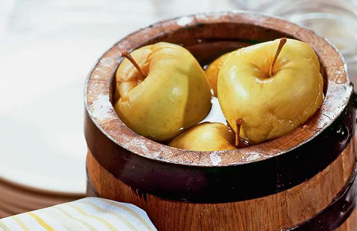 Для приготовления моченых яблок можно использовать бочонок или глиняную посуду
