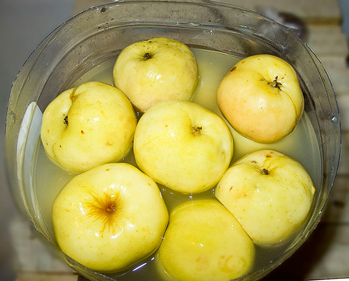 В моченые яблоки можно добавлять специи и приправы на личное усмотрение