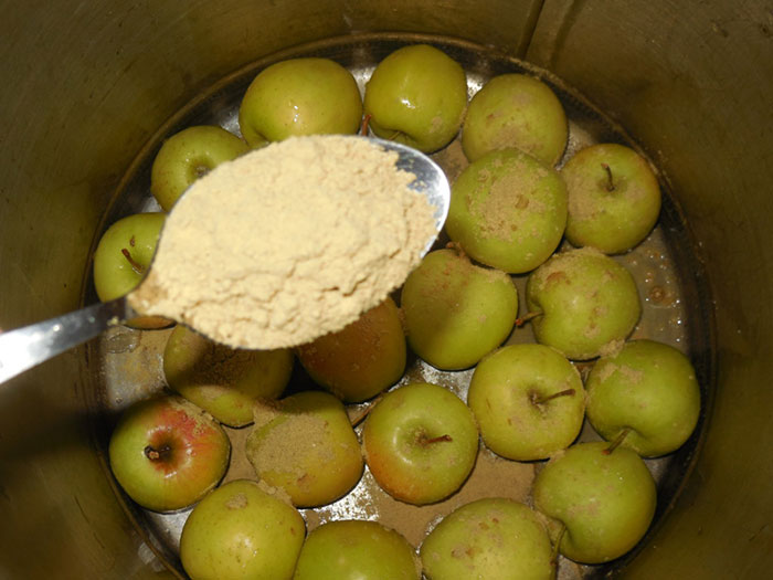 Яблоки моченые с горчицей