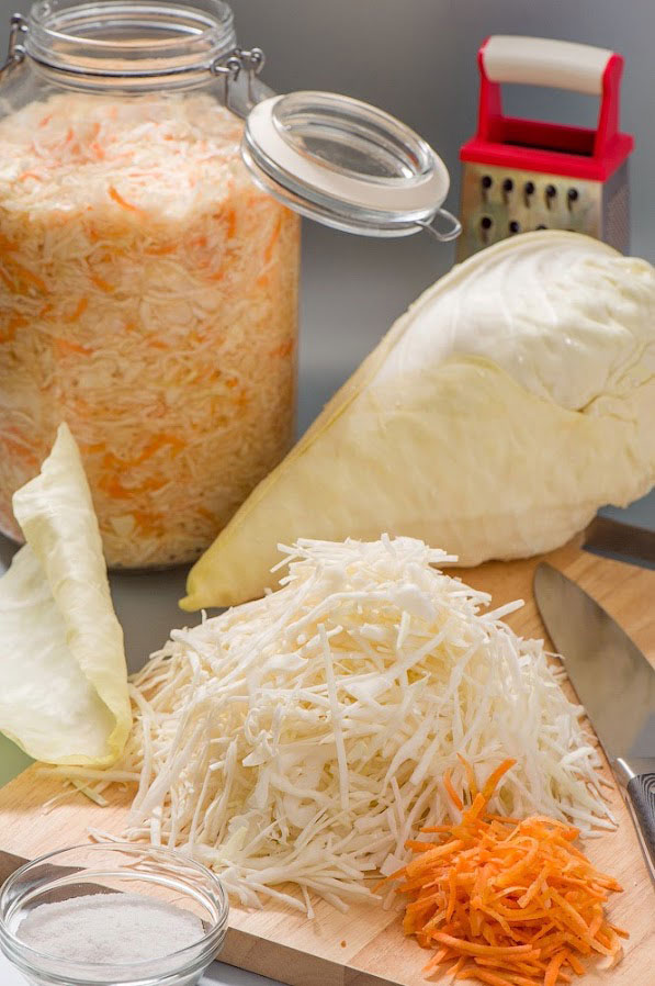 Для классического рецепта засолки потребуется только капуста, морковь и специи